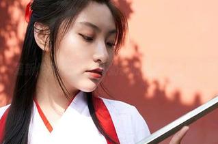 蜜桃社 – 最新作品出炉，E杯奶茶的短裙魅力让人停不下来