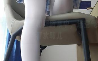 在西尔酱的金鱼和服图集中，连空气都带着水味儿