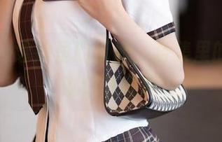 语画界 – 泳池里的奶瓶，合集里的每一张都像在撒糖