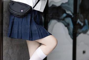 语画界 – 在海南的最新写照，杨晨晨sugar用黑丝吊袜唤醒了全新的审美，图中还有啥？