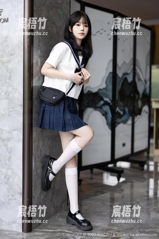 语画界 - 在海南的最新写照，杨晨晨sugar用黑丝吊袜唤醒了全新的审美，图中还有啥？