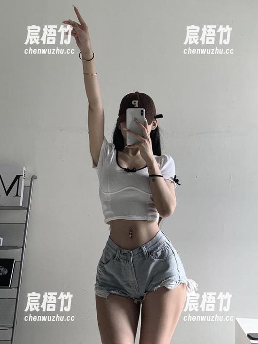 微密圈 - 陈佩奇的豹纹原图，这画面的配色一言难尽，哈哈。