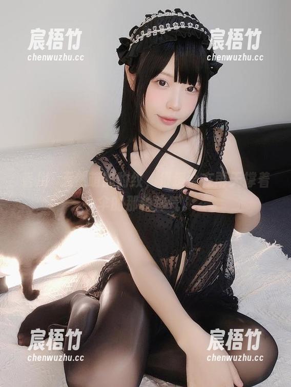 香川澪天然萌的豹纹，很适合在雨天撑着伞的那种帅气。