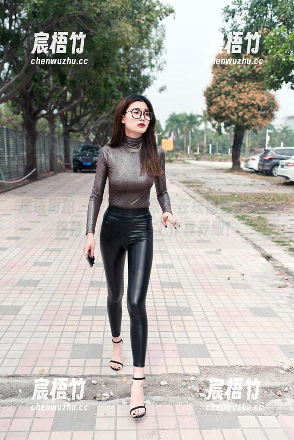魔镜街拍 - 婷婷的日常：在线销售主管穿粉裙，图片里的工作真养眼！