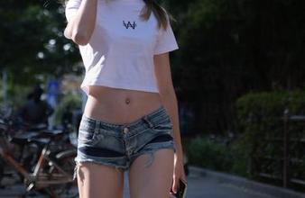 魔镜街拍 – 不止是白色连衣裙，楼楼还送你免费下载链接哦