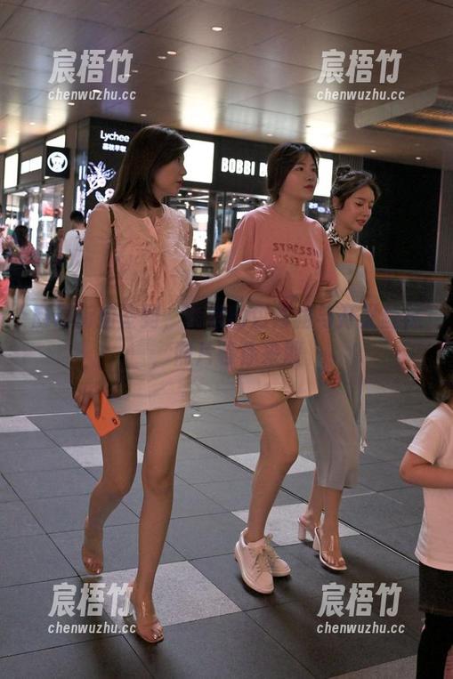 魔镜街拍签到，表姐的包臀裙与开叉丝袜，照片等你来取