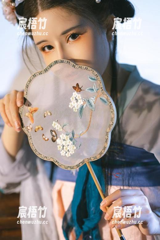鹿八岁baby 小鹿八岁baby的私房红裙,像是在说些什么又不说