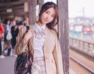 拿着黑川的图册，礼服和情绪都很轻飘飘的，莫名带来个什么陌生的触感。